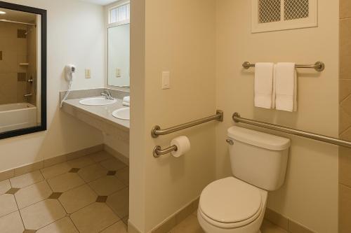 Ένα μπάνιο στο Quality Inn Escondido San Diego North County