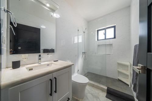 Koupelna v ubytování Brand New Modern Caribbean Retreat 3BR