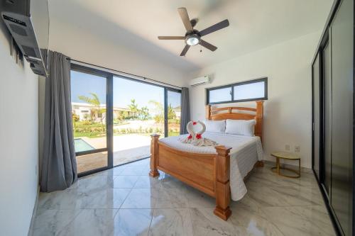 Postel nebo postele na pokoji v ubytování Brand New Modern Caribbean Retreat 3BR