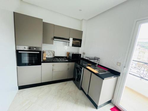 Kuchyň nebo kuchyňský kout v ubytování TANGER Appartement 3 Chambre Résidence Puerta Del Mar