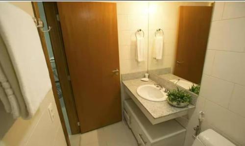 un baño con lavabo y espejo en Bem Localizado e Confortável!, en Brasilia