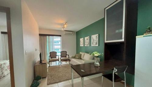 una sala de estar con un sofá y una mesa en Bem Localizado e Confortável!, en Brasilia