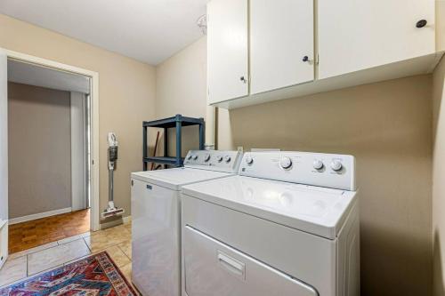 Φωτογραφία από το άλμπουμ του Pet-Friendly Aggie Village - Fire Pit Games and walk to Texas AnM σε College Station