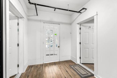 an empty hallway with white walls and a door at Cozy Inn Holbrook NorthEnd in Hamtramck
