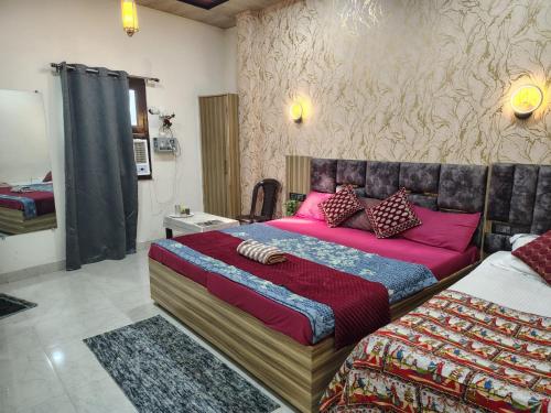 Ένα ή περισσότερα κρεβάτια σε δωμάτιο στο Varanasi Holiday Stay
