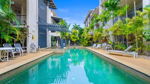 una piscina en medio de un edificio en Urban Getaway on Grafton, en Cairns