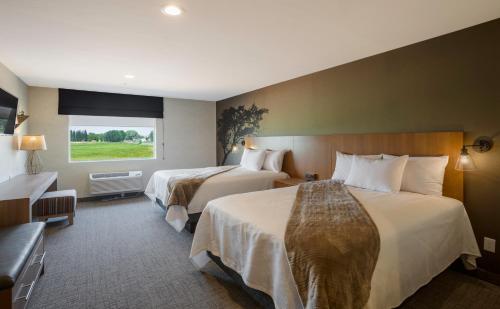 a hotel room with two beds and a window at Red Sands Hotel in Torrey