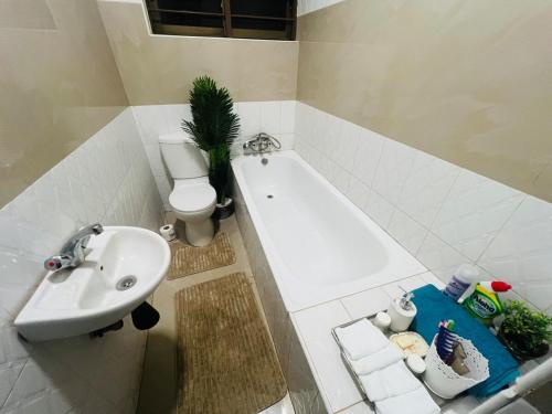 Un baño de Cosy One Bedroom in Salama with Solar & Wifi