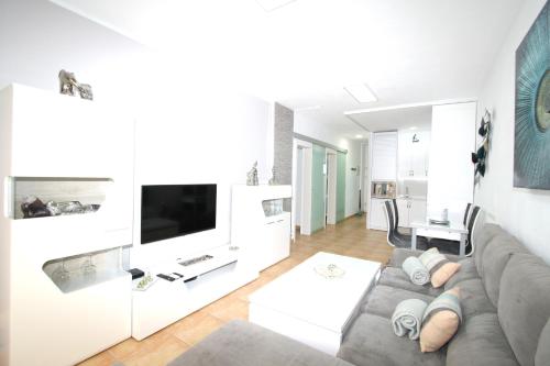 TV a/nebo společenská místnost v ubytování Fantastic apartment near the beach