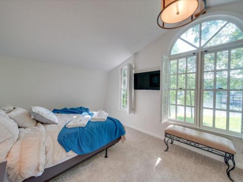 Postel nebo postele na pokoji v ubytování 3 BR Cozy Lakefront Cottage