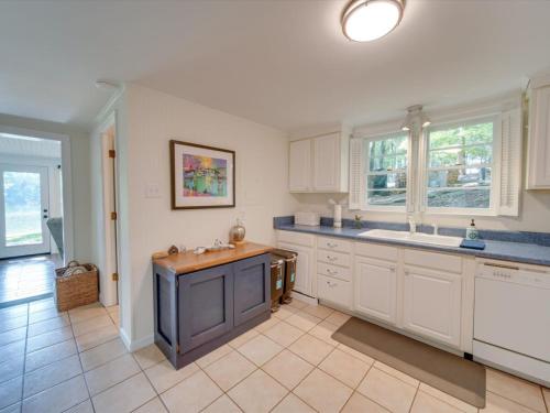 Kuchyň nebo kuchyňský kout v ubytování 3 BR Cozy Lakefront Cottage