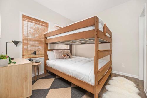 Mount HollyにあるCharming 3BR Belmont Bungalowの二段ベッドと机のある寝室