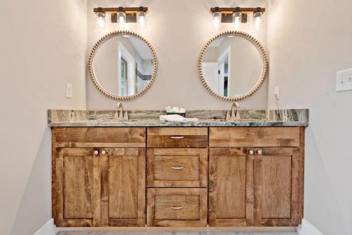 Bilik mandi di The Toasted Marshmallow 2 Kings Fire Pit Hiking