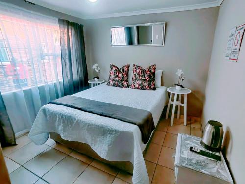 Postel nebo postele na pokoji v ubytování Zhantique Guest House 2- Unit 1