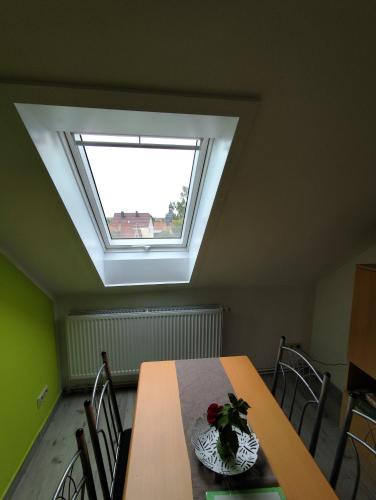a room with a table with a skylight at Ferienwohnung Auerbergblick in Sangerhausen