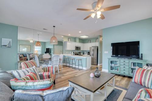 Kuchyň nebo kuchyňský kout v ubytování Lovely Tybee Condo Short Walk to the Beach with Lots of Amenities