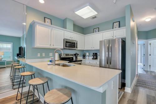 Kuchyň nebo kuchyňský kout v ubytování Lovely Tybee Condo Short Walk to the Beach with Lots of Amenities
