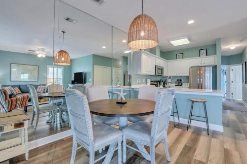 Kuchyň nebo kuchyňský kout v ubytování Lovely Tybee Condo Short Walk to the Beach with Lots of Amenities
