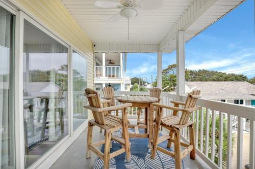 Balkón nebo terasa v ubytování Lovely Tybee Condo Short Walk to the Beach with Lots of Amenities