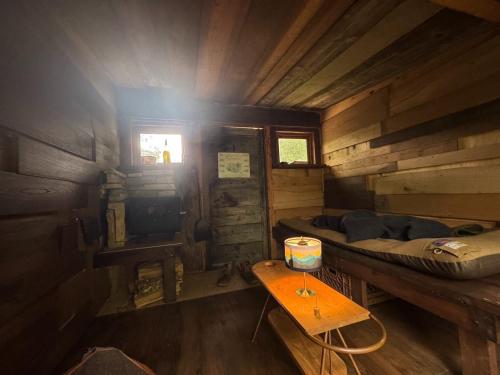 una camera con un letto e un tavolo in una cabina di Playhouse Conifer - Vacation STAY 42761v a Mikage