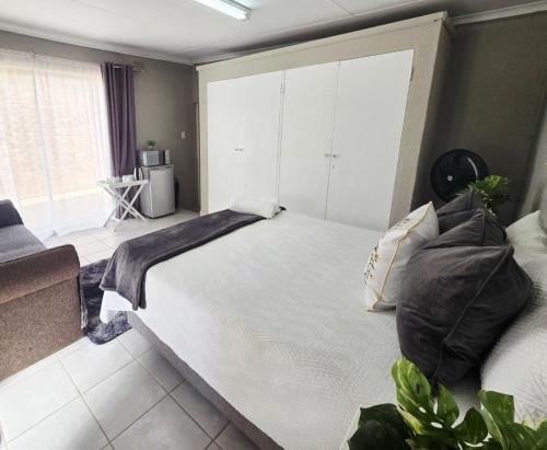 Postel nebo postele na pokoji v ubytování Zhantique Guest House 2- Unit 3