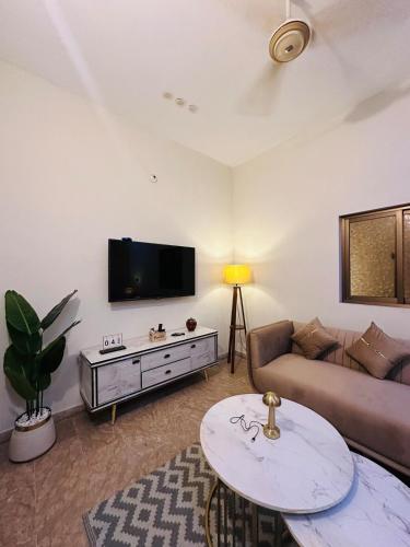Телевизор и/или развлекательный центр в Apartment in Karachi near airport