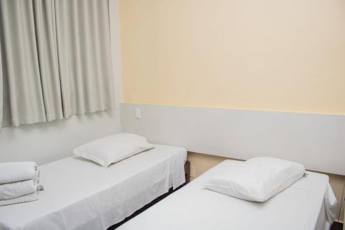Ένα ή περισσότερα κρεβάτια σε δωμάτιο στο Campos Gerais Hotel - Próximo a Rodoviária e Mercados Turísticos