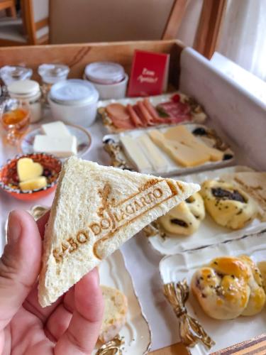 インの敷地内または近くでの食事または食べ物