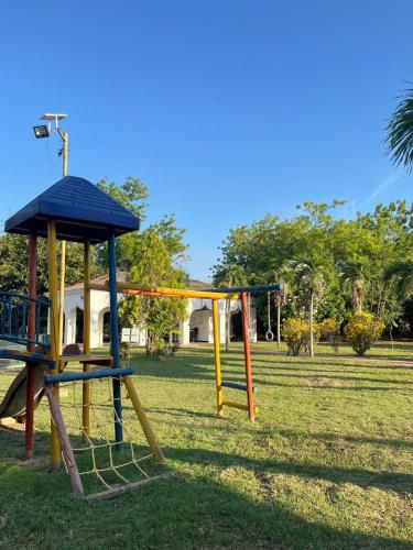 Ο χώρος παιχνιδιού για παιδιά στο Casa La Consentida en Flandes con piscina