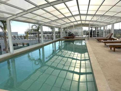Luxurious Apartment with Sea View, Pools, Fitness