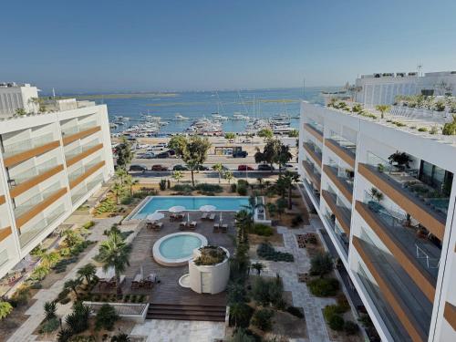 Luxurious Apartment with Sea View, Pools, Fitness