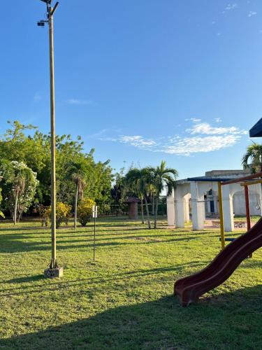 Κήπος έξω από το Casa La Consentida en Flandes con piscina
