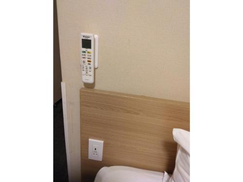 青森市にあるSmile Hotel Aomori - Vacation STAY 75498vのホテルの壁のリモコン