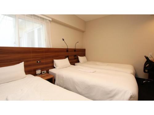 青森市にあるSmile Hotel Aomori - Vacation STAY 75498vの小さな部屋にベッドが2つあり、