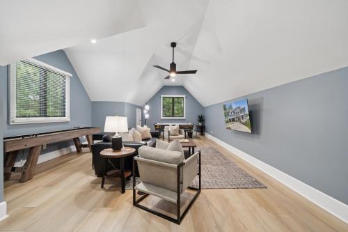 a living room with blue walls and a ceiling at Luna's Lake Life in Terrell