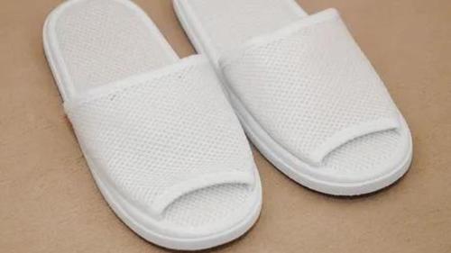 Dos zapatos blancos sentados uno al lado del otro en Hotel Laurel - Vacation STAY 14636v, en Shinhidaka