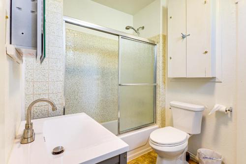 Ένα μπάνιο στο Walkable Location, Fenced Yard Wickenburg Home!