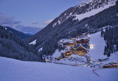 a ski lodge in the middle of a snow covered mountain at Haus Martina in Hochfügen - ohne Verpflegung in Hochfugen
