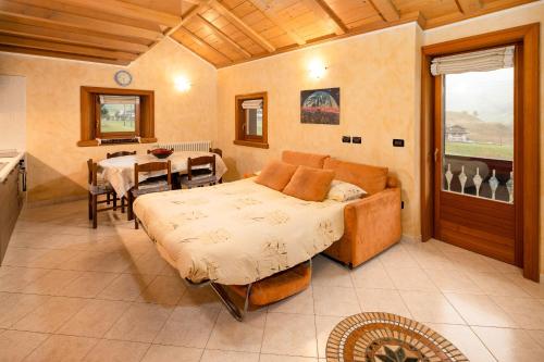 Un dormitorio con una cama y un comedor con una mesa. en CASA ARNEIRA, en Livigno