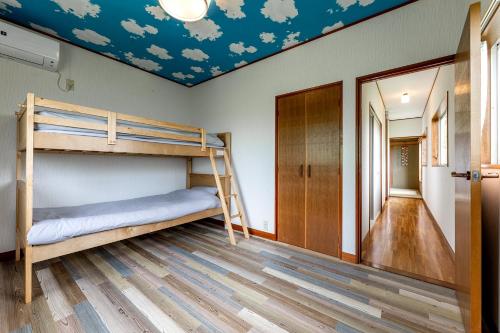 Un pat sau paturi într-o cameră la izu high village - Vacation STAY 32849v
