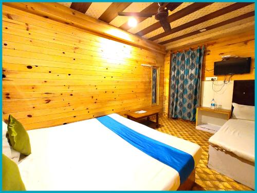 TV/trung tâm giải trí tại Hotel Vinayak Resort Near Mall Road - Free Wifi-Room Service -Balcony -Prime Location -Luxury And Spacious Room - A Top Rated Hotel In Nainital