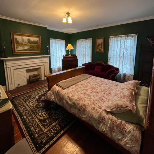 Ένα ή περισσότερα κρεβάτια σε δωμάτιο στο Gould Swaby Mansion