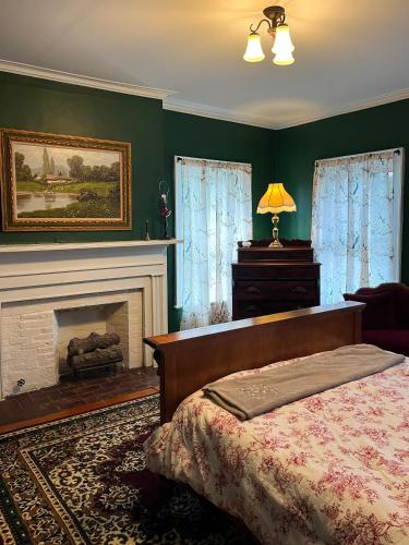 Ένα ή περισσότερα κρεβάτια σε δωμάτιο στο Gould Swaby Mansion