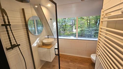 Salle de bains dans l'établissement Les Jardins de Durbuy