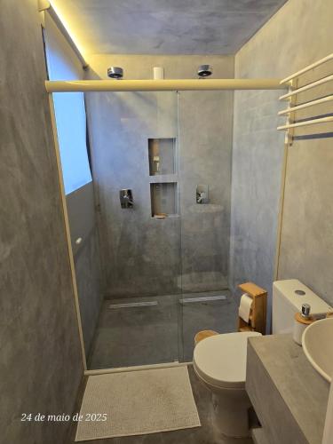 a bathroom with a shower and a toilet and a sink at Tiny House Privativa na Montanha em Taquaras, Rancho Queimado in Rancho Queimado