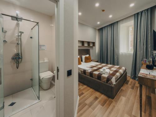 バクーにあるAlta Hotel Bakuのベッドルーム1室(ベッド1台、シャワー、トイレ付)