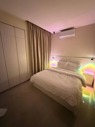 a bedroom with a bed with lights on it at سكون للاجنحة الفندقية in Baghdad