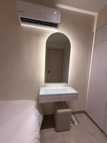 a bathroom with a white sink and a mirror at سكون للاجنحة الفندقية in Baghdad