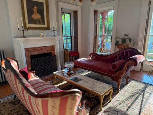 Χώρος καθιστικού στο Gould Swaby Mansion