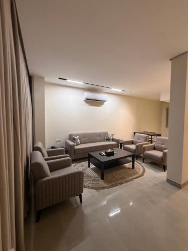 a living room with couches and a coffee table at سكون للاجنحة الفندقية in Baghdad
